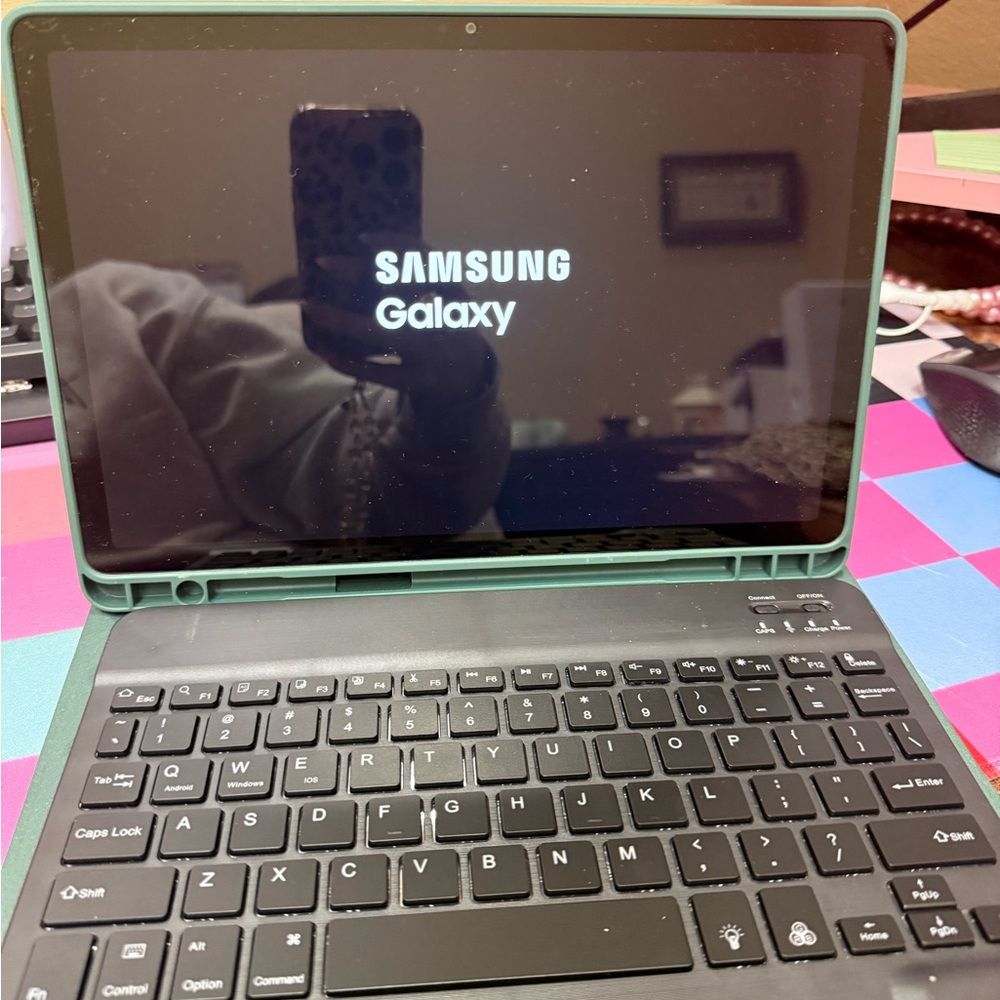 Samsung Galaxy Tablet with Black Keyboard